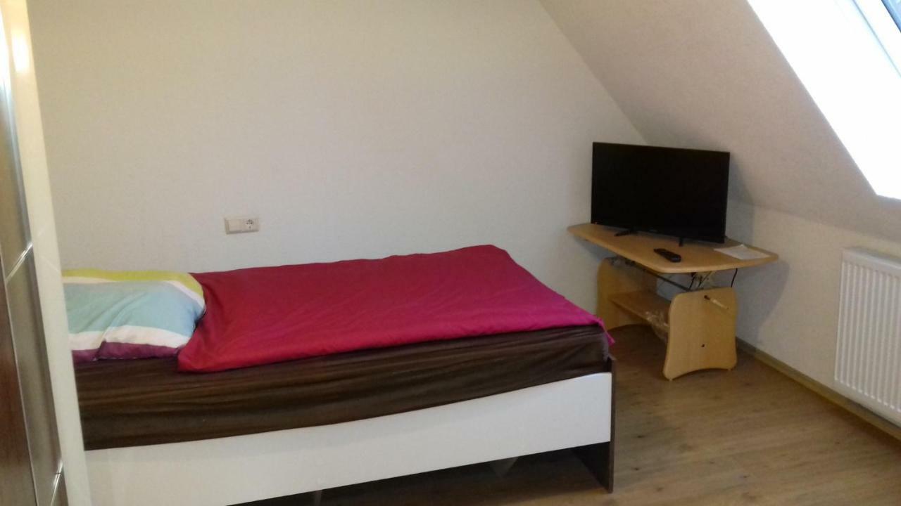 Biberach-Riss-Zimmer-Frei, Einzel-Zimmer Bad Kueche Birkenhard Rom bilde